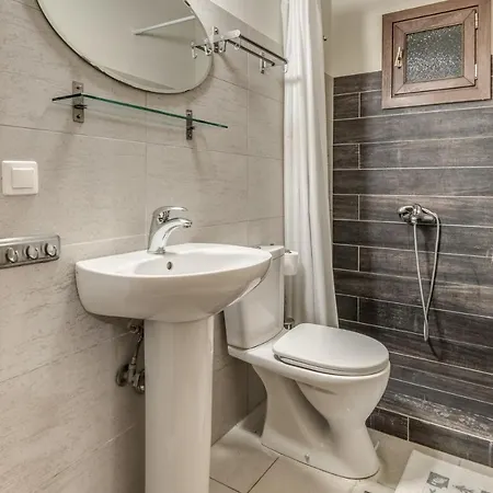 Willa Mastrogiannis Dafne Kavvadades